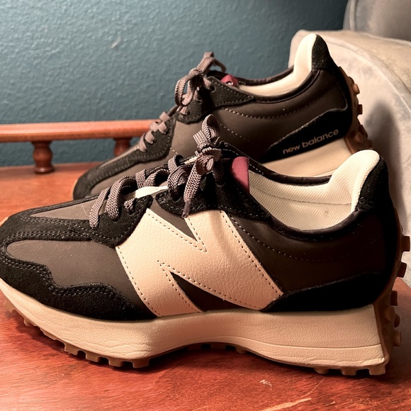 NWOB New Balance 327’s (SOLD OUT) - Picture 6 of 10